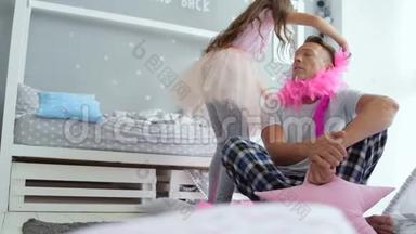 穿着粉色<strong>围巾</strong>戴在父亲身上的漂亮<strong>小女孩</strong>